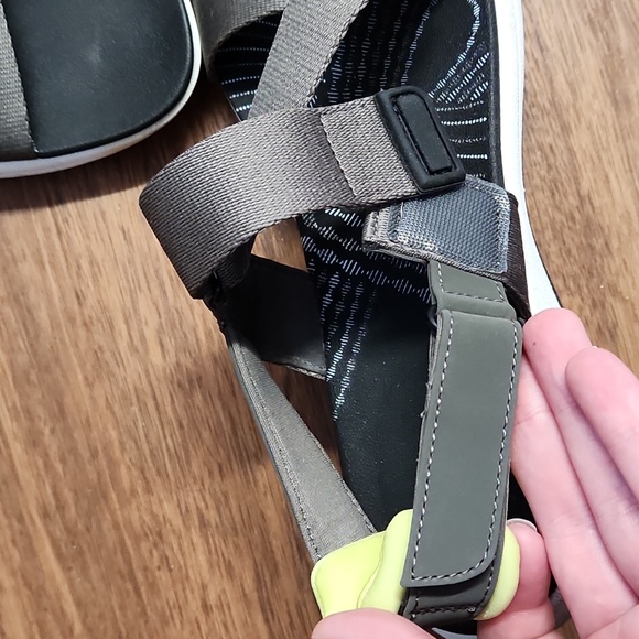 Clark's Cloudstepper Adjustable Sandals Size 11 - Picture 4 of 5